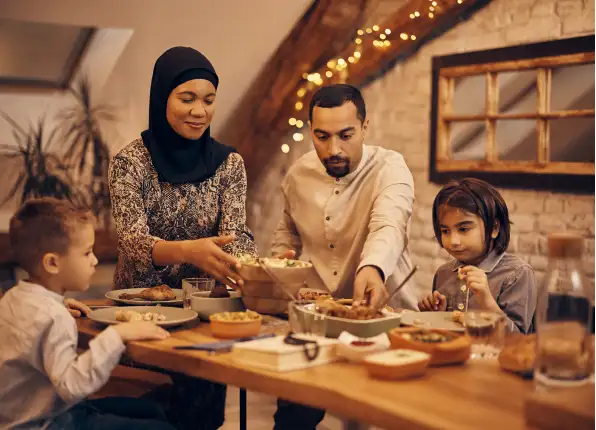 eine Familie, die Halal-Essen serviert