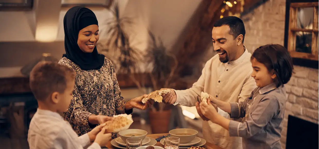 eine Familie, die Halal-Essen isst